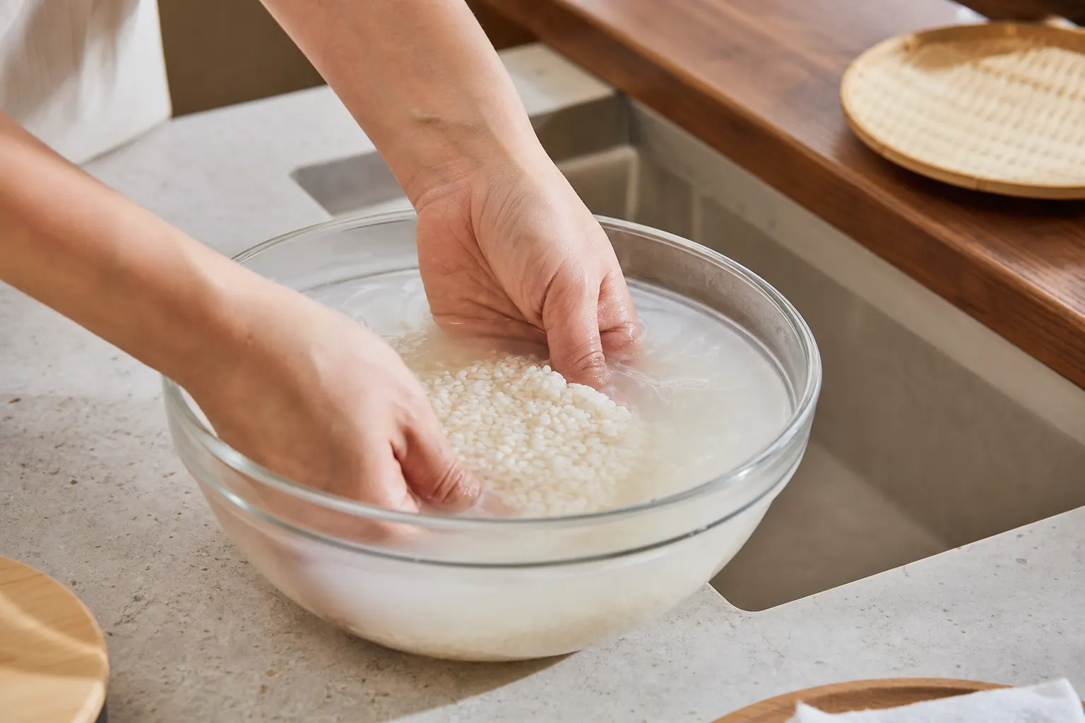 Rinçage délicat du riz à sushi dans un saladier d’eau fraîche